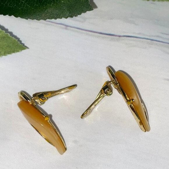 Vintage 1940's Clip Earrings Yellow crescent shape - Picture 3 of 5